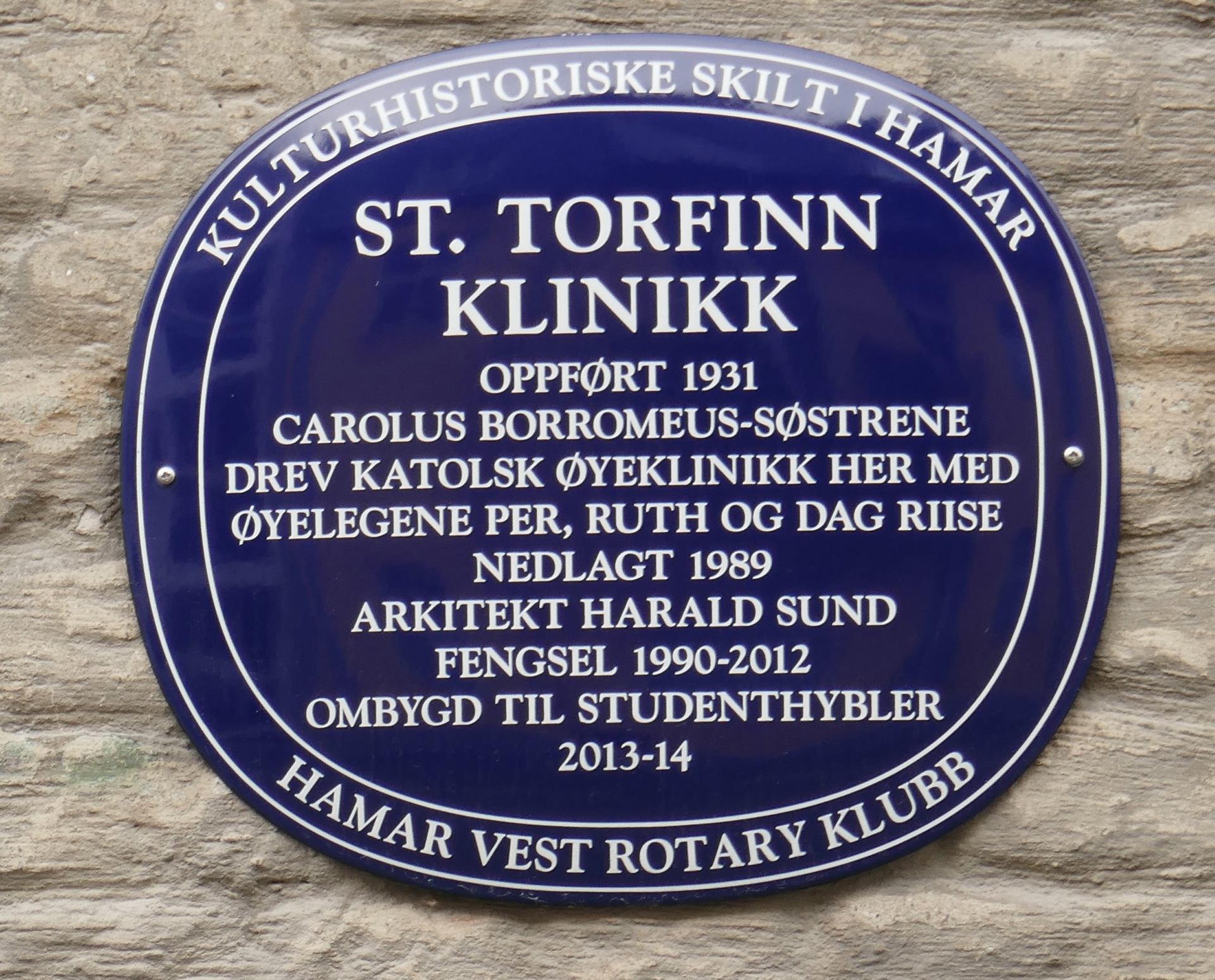 Blått skilt på St. Torfinns klinikk