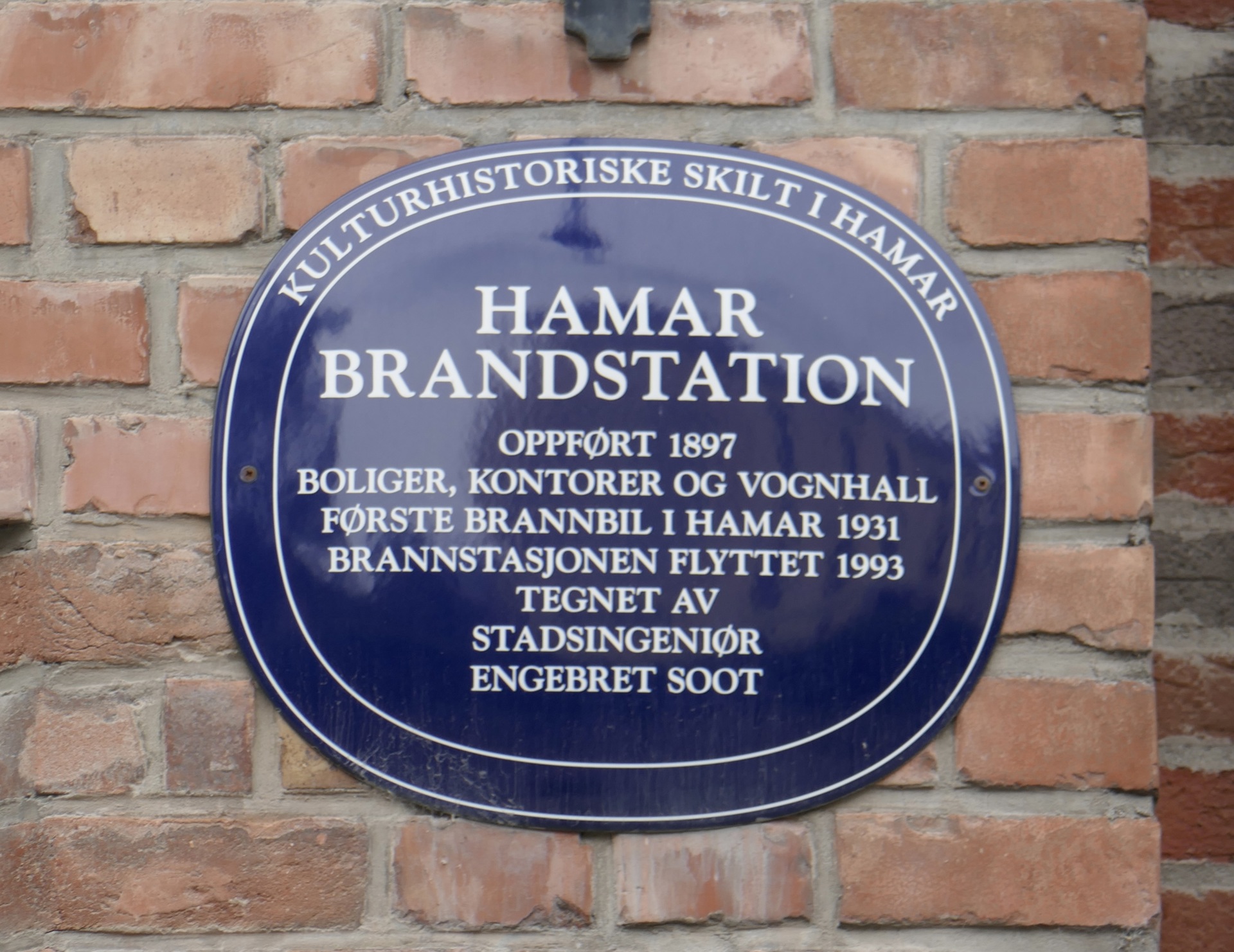 Blått skilt brannstasjonen