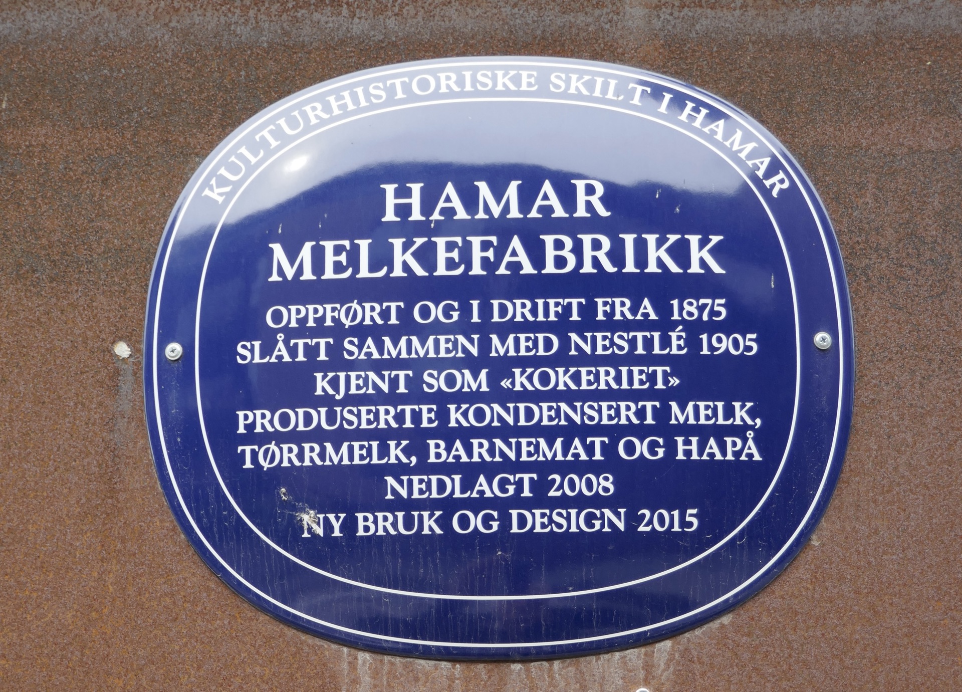 Blått skilt Melkefabrikken